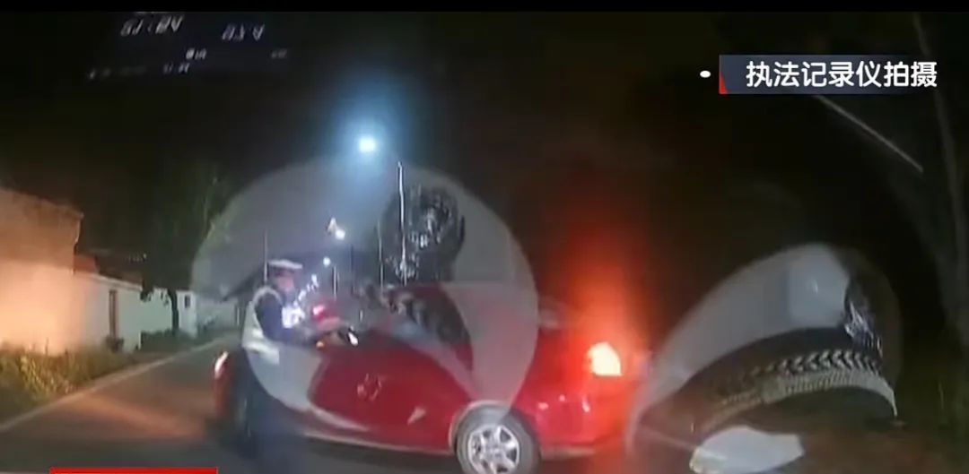 北京街头一男子撞警车还试图闯卡!交警一查:呵,前科累累! 北京街头一男子撞警车还试图闯卡!交警一查:呵,前科累累!