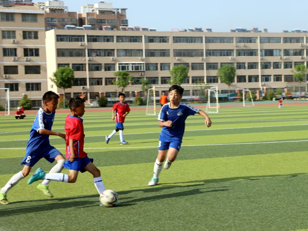 一场小学足球赛，何以吸引上千观众？