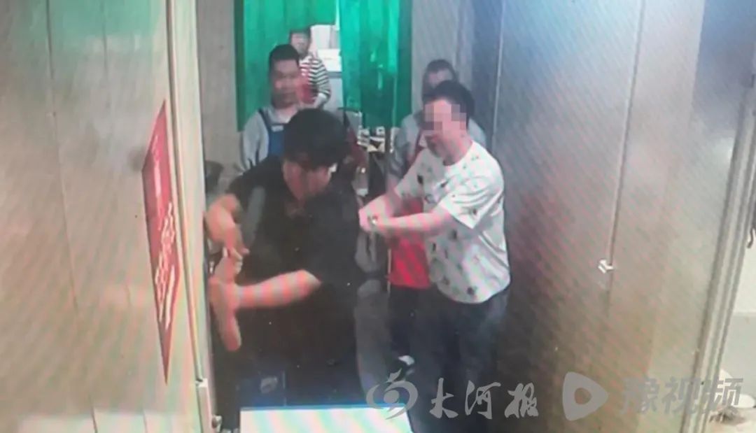 惊险！男子抢菜刀欲打架，河南大学生徒手夺刀