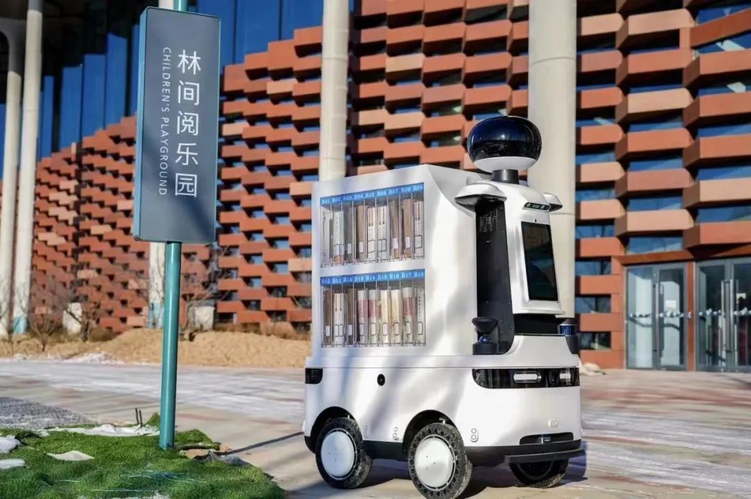 机器人上岗,户外阅读空间月底开启!北京城市图书馆的夏季不完全阅读指南 机器人上岗,户外阅读空间月底开启!北京城市图书馆的夏季不完全阅读指南