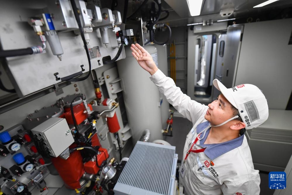 国内首台新型智能重载电力机车在湖南株洲下线