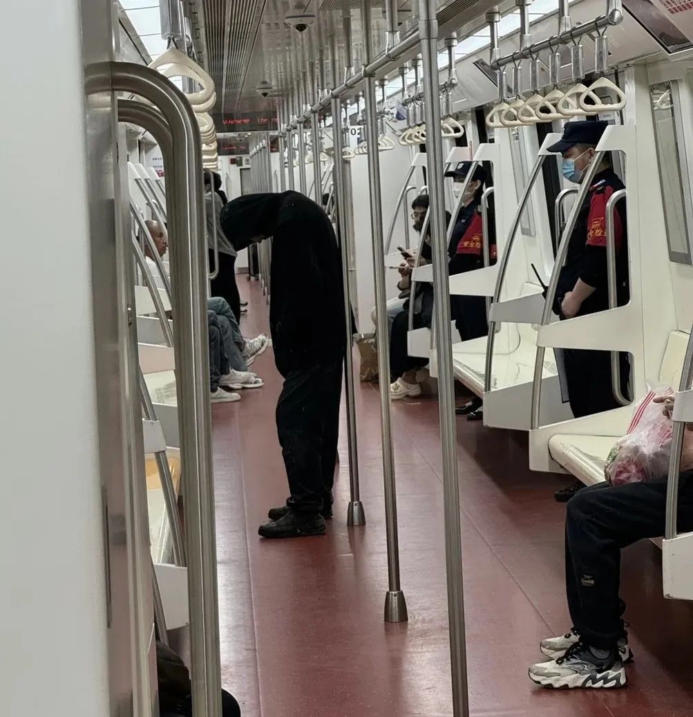 举止怪异，乘客害怕!！多人目击的地铁“神秘黑衣男”已被警方带走? 回应