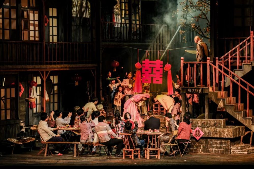 大型原创话剧《烟火人间》亮相青岛大剧院