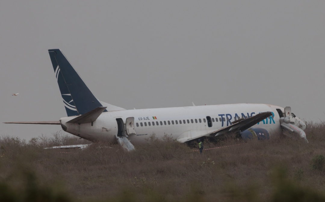 一架波音客机冲出跑道，11人受伤