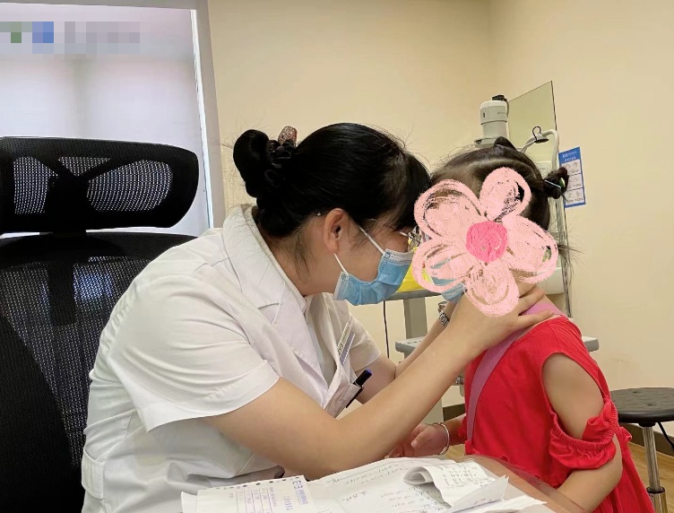 8岁女孩突然看不清!可能和刚出生的弟弟有关……医生提醒 8岁女孩突然看不清!可能和刚出生的弟弟有关……医生提醒