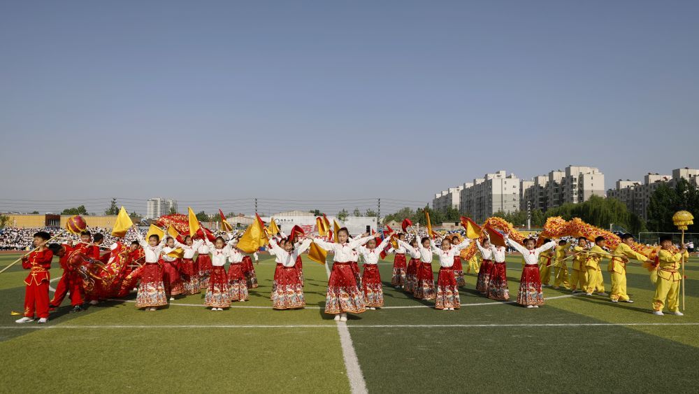 一场小学足球赛，何以吸引上千观众？