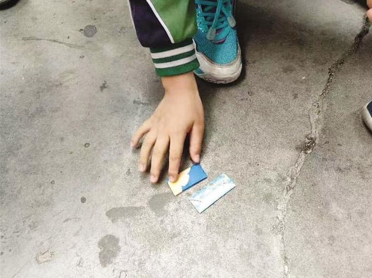 从垃圾桶里翻、自己网上买......部分小学生沉迷“烟卡” 从垃圾桶里翻、自己网上买......部分小学生沉迷“烟卡”