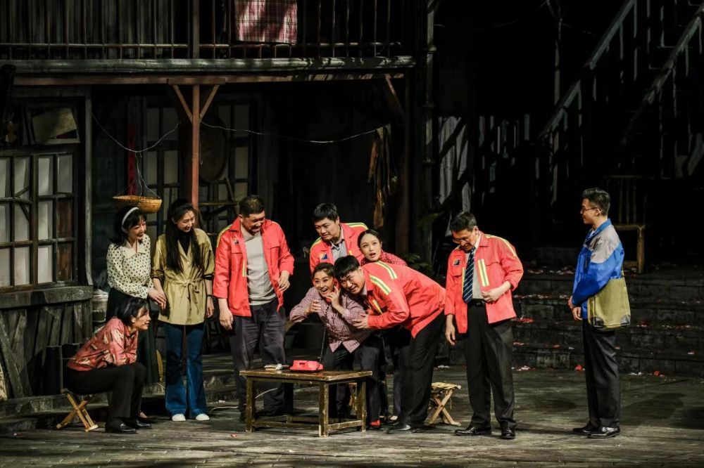 大型原创话剧《烟火人间》亮相青岛大剧院