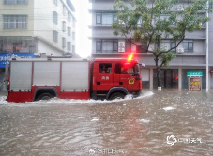 广西钦州暴雨城区严重内涝
