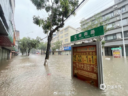 广西钦州暴雨城区严重内涝