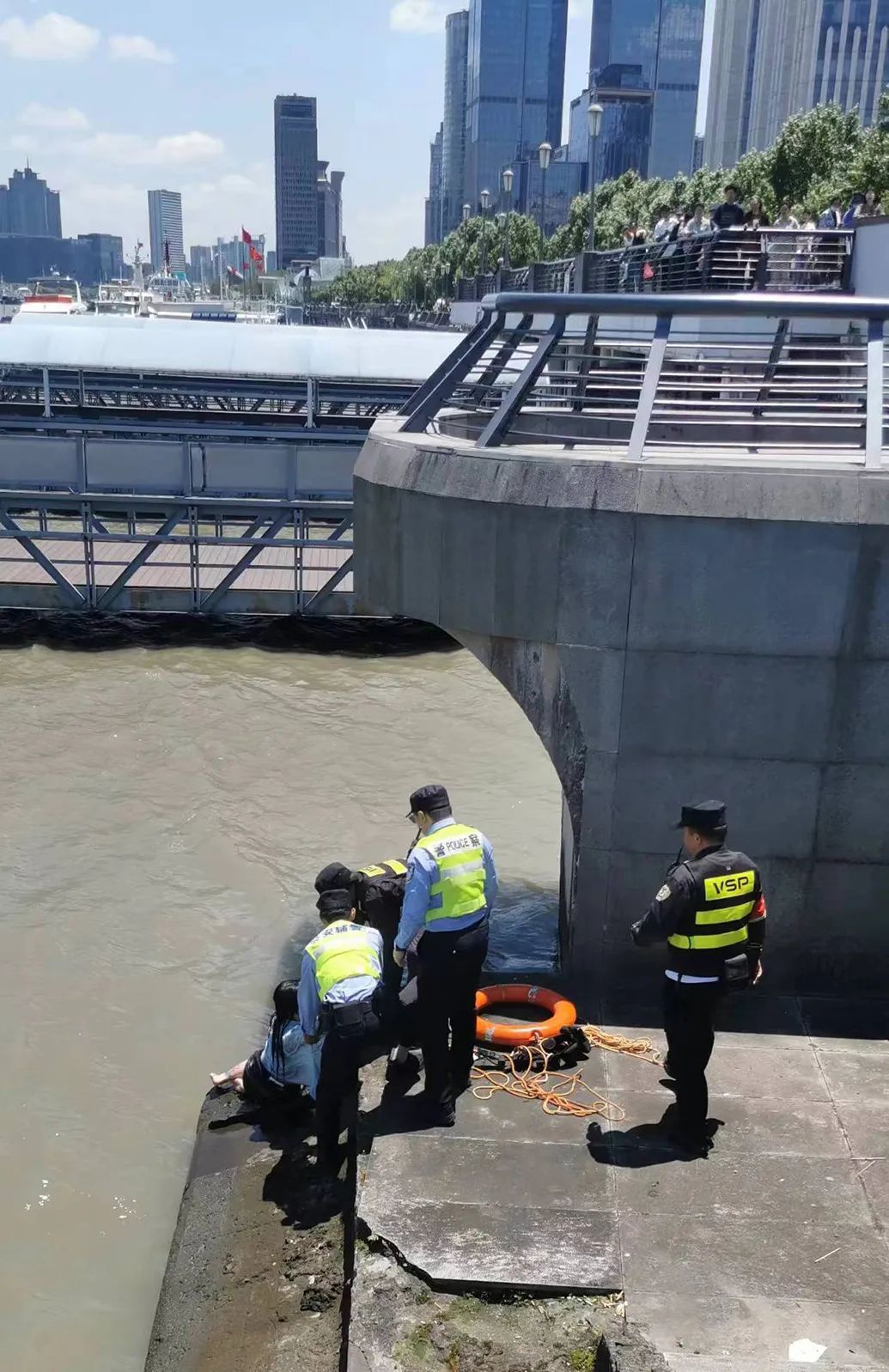 点赞！一女子在外滩跳入黄浦江，安保大哥迅速出手