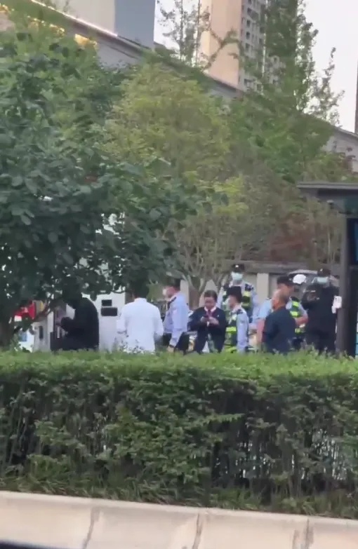 地铁惊现“神秘黑衣男”,举止怪异令人不安,被警方带走…… 地铁惊现“神秘黑衣男”,举止怪异令人不安,被警方带走……