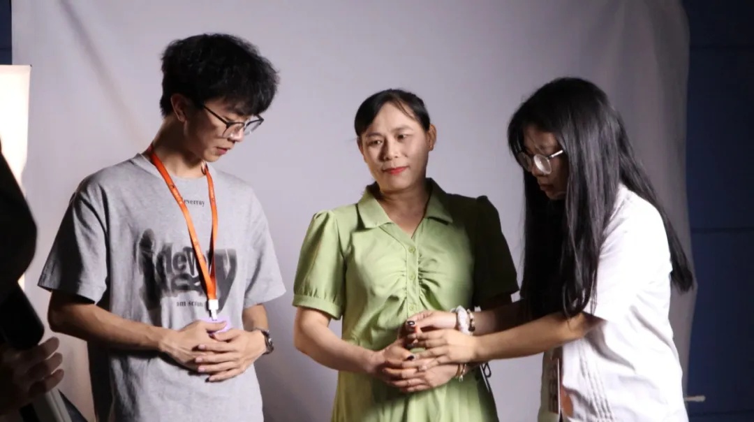 大学生拍的这样一组照片火了!“我要怎么笑啊?” 大学生拍的这样一组照片火了!“我要怎么笑啊?”