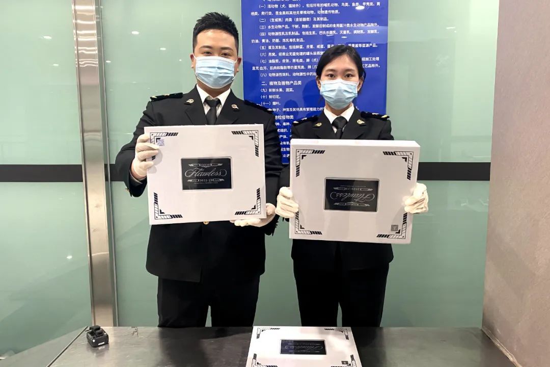 大连海关查获一批球星卡盲盒,购买总价约为23万人民币 大连海关查获一批球星卡盲盒,购买总价约为23万人民币