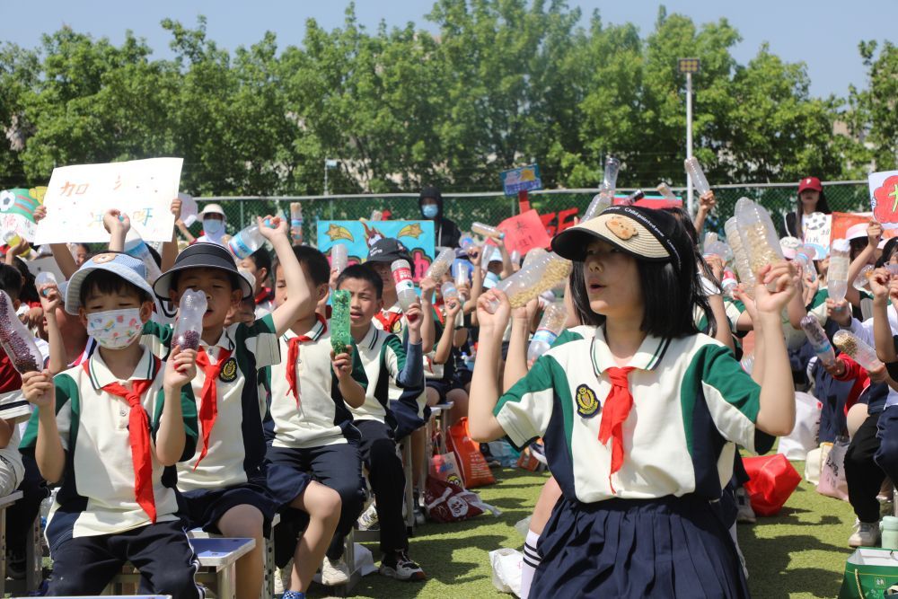 一场小学足球赛，何以吸引上千观众？