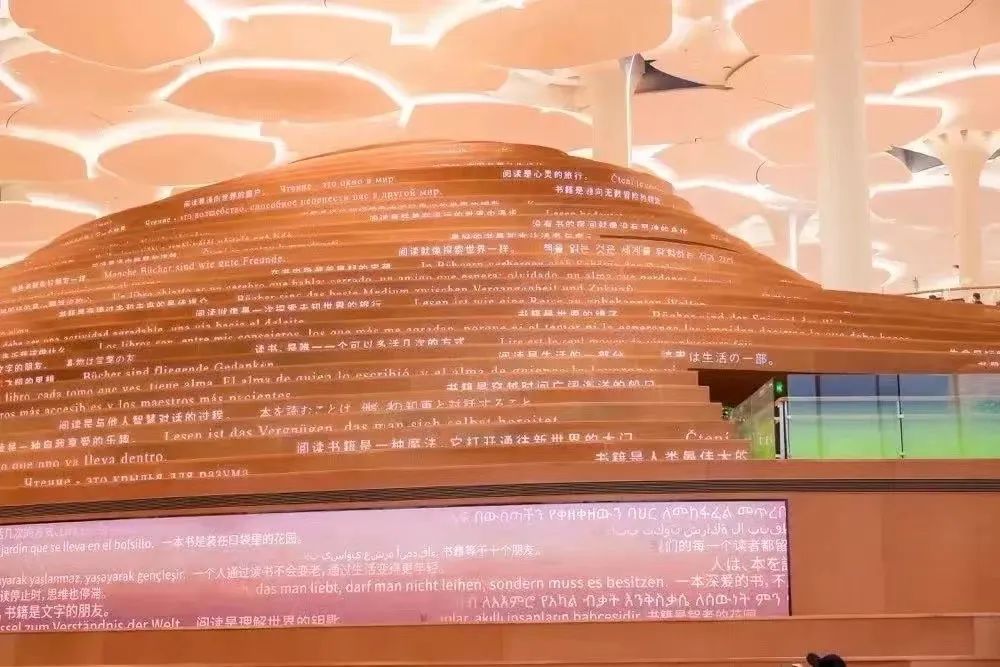 机器人上岗,户外阅读空间月底开启!北京城市图书馆的夏季不完全阅读指南 机器人上岗,户外阅读空间月底开启!北京城市图书馆的夏季不完全阅读指南