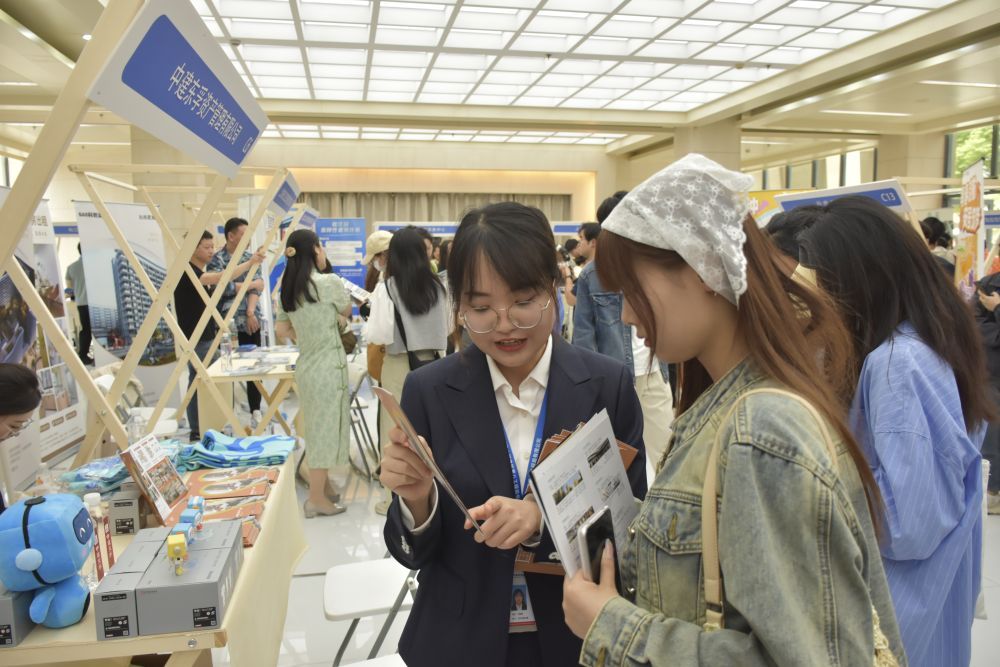 定向供给毕业生 上海启动“保租房毕业季进校园”系列活动 定向供给毕业生 上海启动“保租房毕业季进校园”系列活动