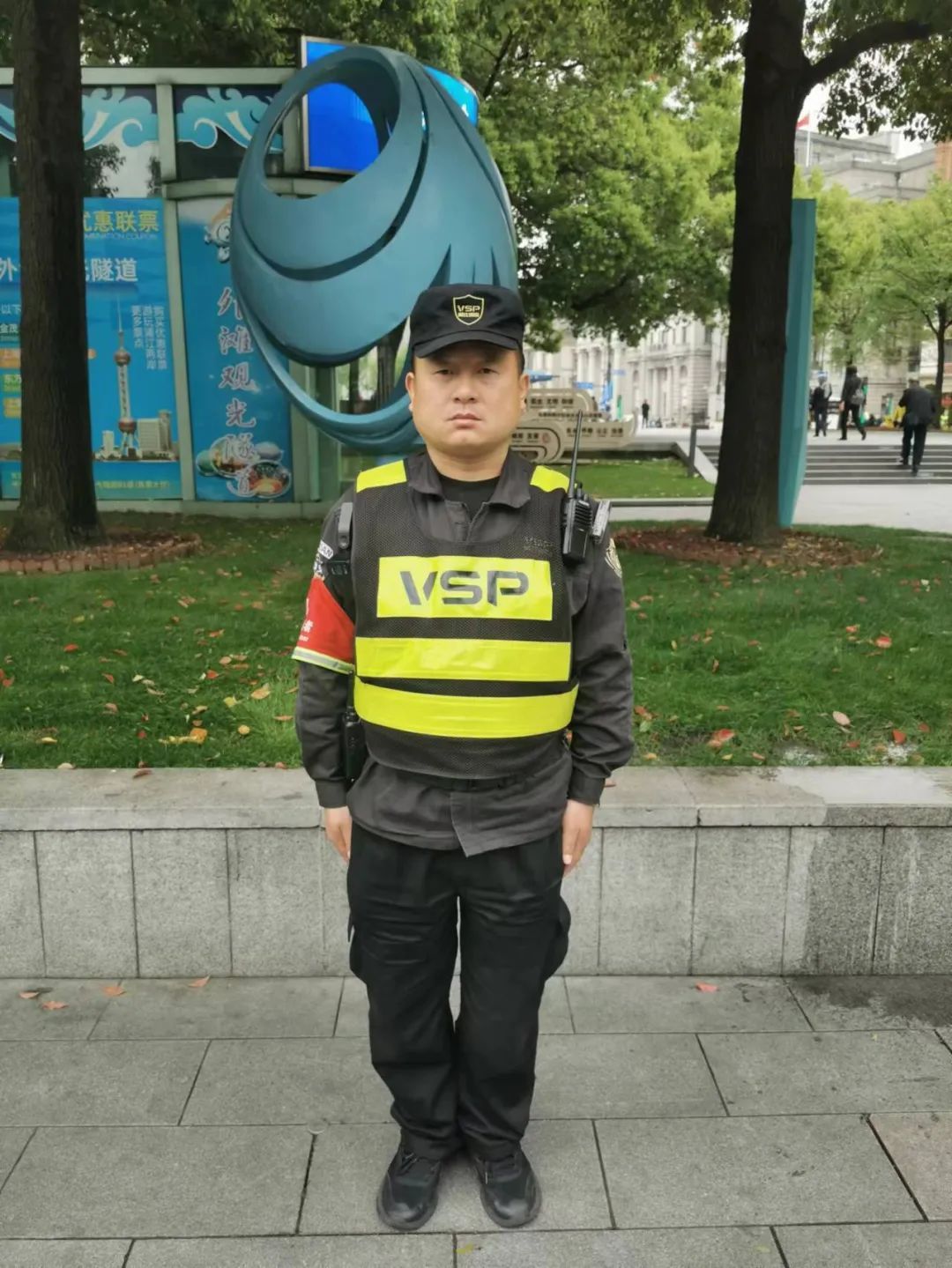 点赞！一女子在外滩跳入黄浦江，安保大哥迅速出手