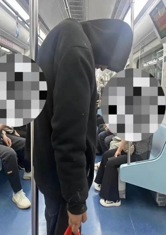 举止怪异，乘客害怕!！多人目击的地铁“神秘黑衣男”已被警方带走? 回应