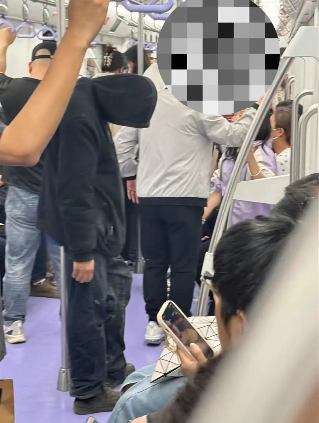 举止怪异“像是丧尸片的开头”！西安地铁现神秘黑衣男子，官方回应