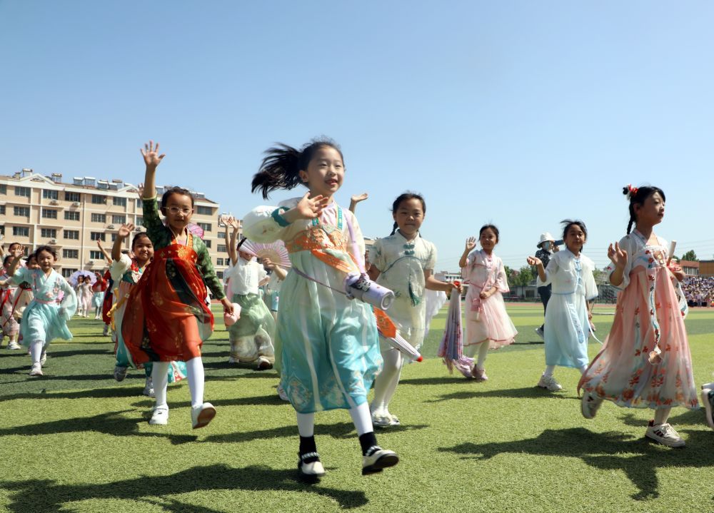 一场小学足球赛，何以吸引上千观众？