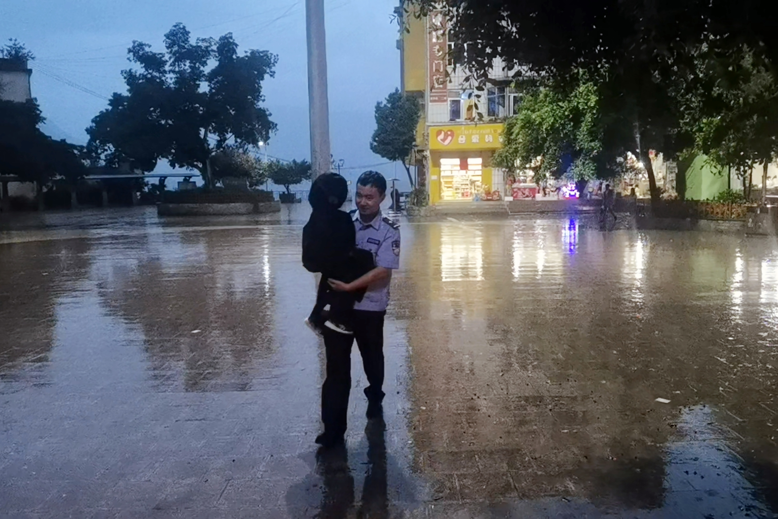 三岁萌娃雨中迷路 民警用帽衫“打包”带走