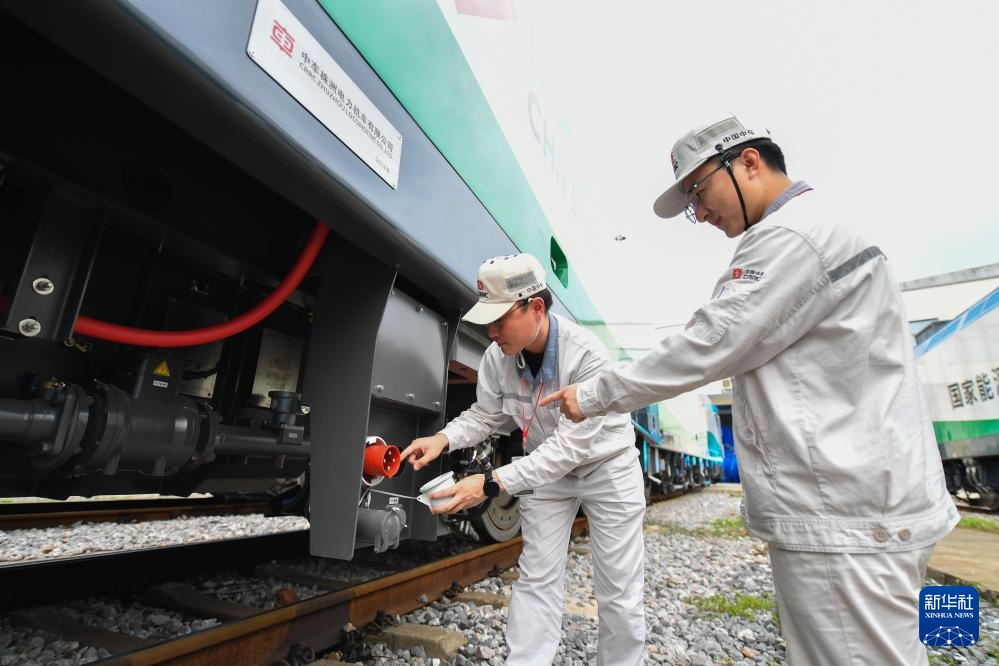 国内首台新型智能重载电力机车在湖南株洲下线
