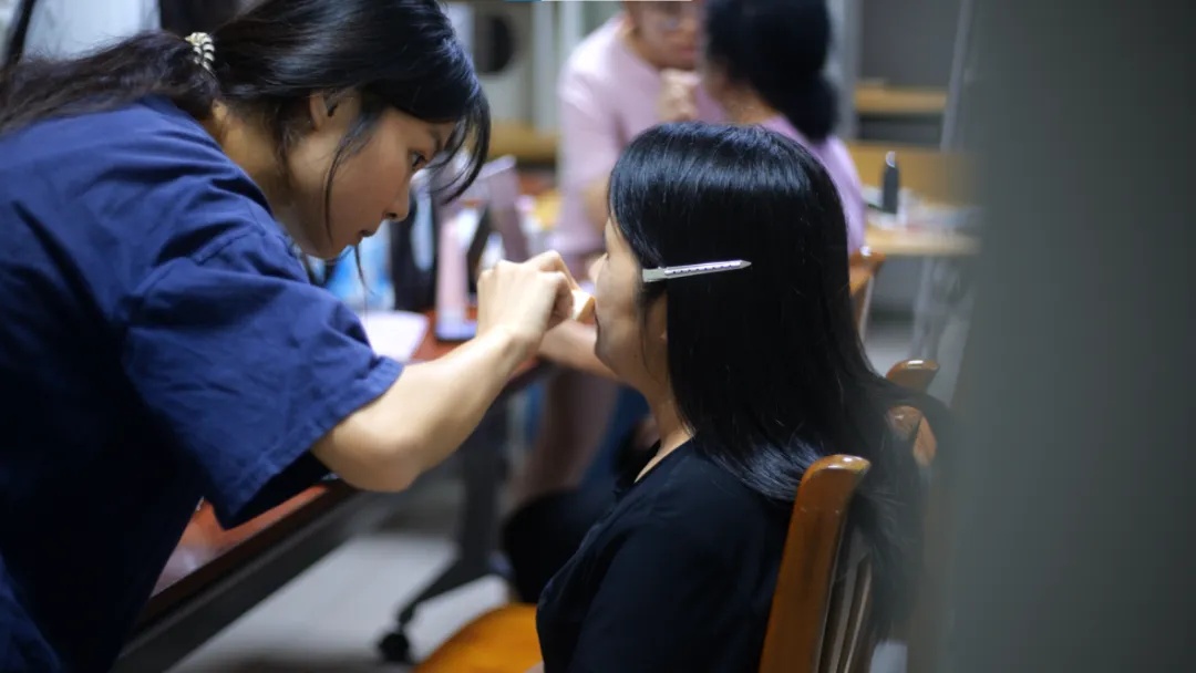 大学生拍的这样一组照片火了!“我要怎么笑啊?” 大学生拍的这样一组照片火了!“我要怎么笑啊?”