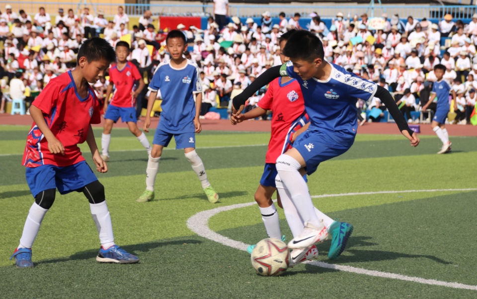 一场小学足球赛，何以吸引上千观众？