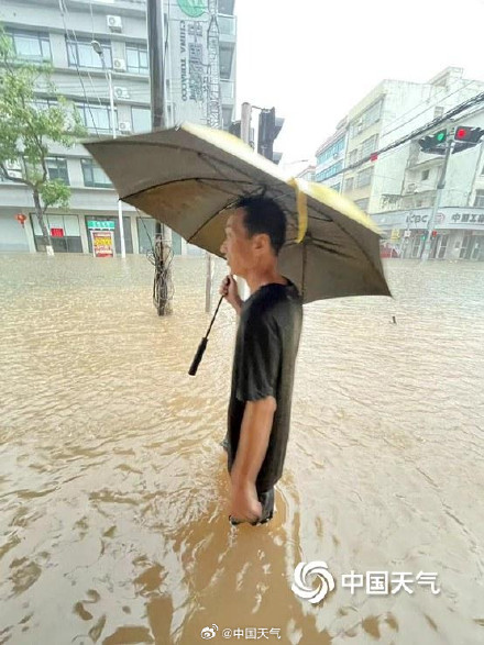 广西钦州暴雨城区严重内涝