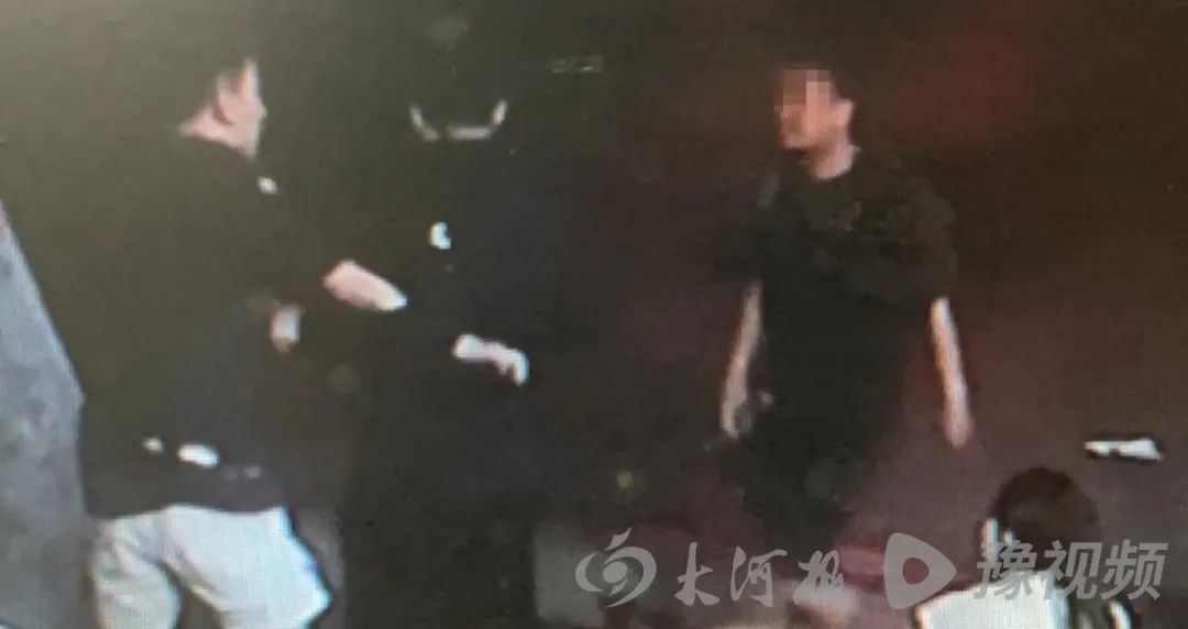 惊险！男子抢菜刀欲打架，河南大学生徒手夺刀