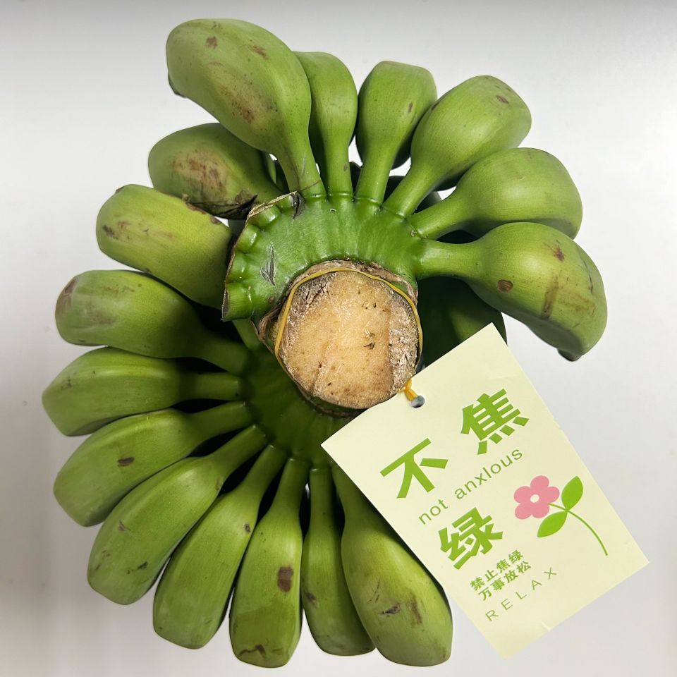 “我在工位养了一把香蕉”，当代年轻人的工位装修又上新了