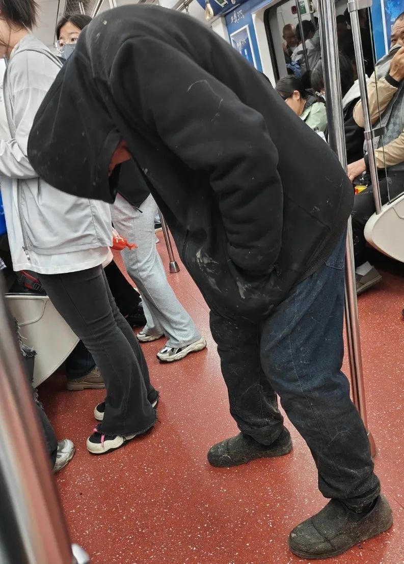 举止怪异，乘客害怕!！多人目击的地铁“神秘黑衣男”已被警方带走? 回应