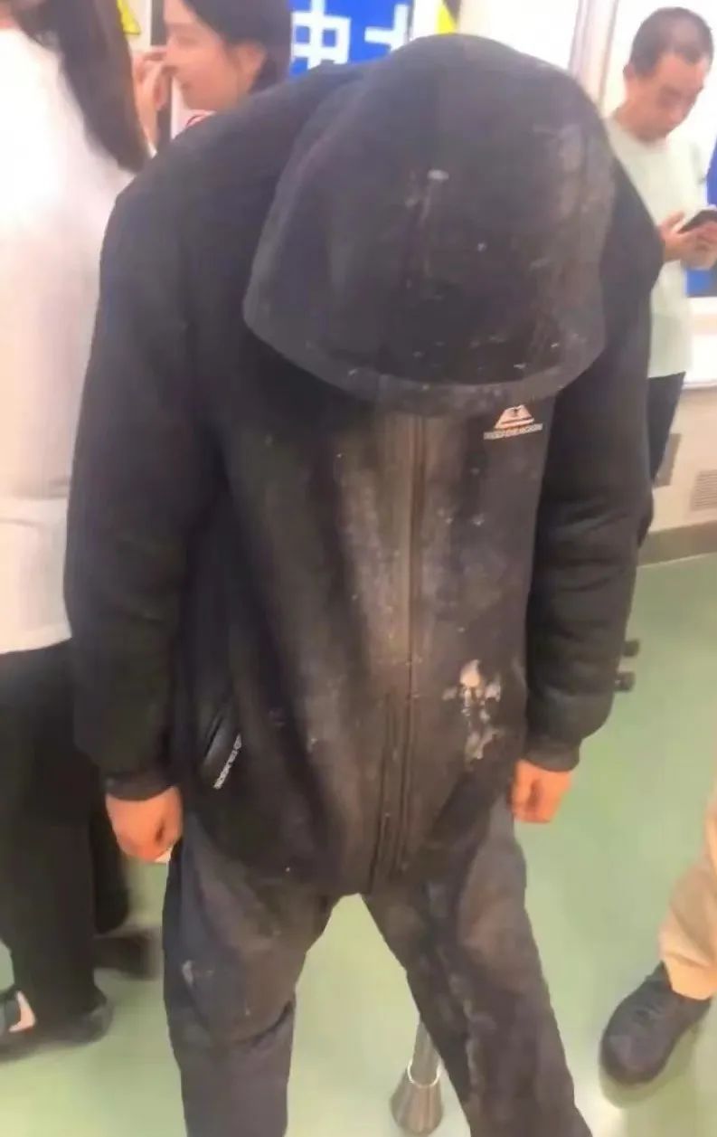 举止怪异，乘客害怕!！多人目击的地铁“神秘黑衣男”已被警方带走? 回应