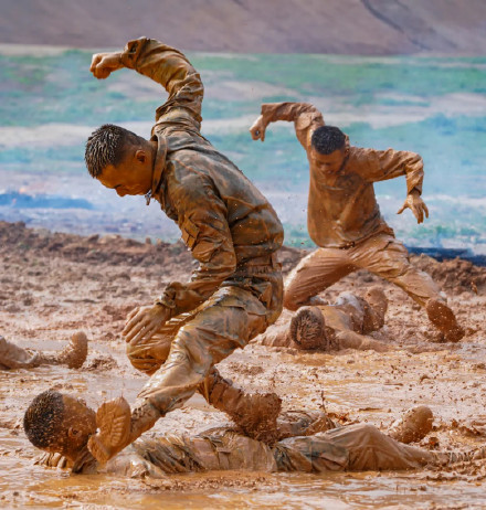 辛苦了!部队泥潭格斗训练 辛苦了!部队泥潭格斗训练