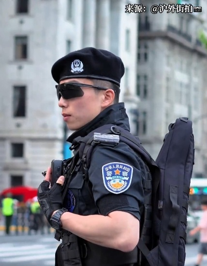 爆火！上海外滩帅气特警的采访来了！一看网友评论我笑出眼泪