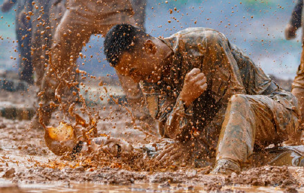 辛苦了!部队泥潭格斗训练 辛苦了!部队泥潭格斗训练