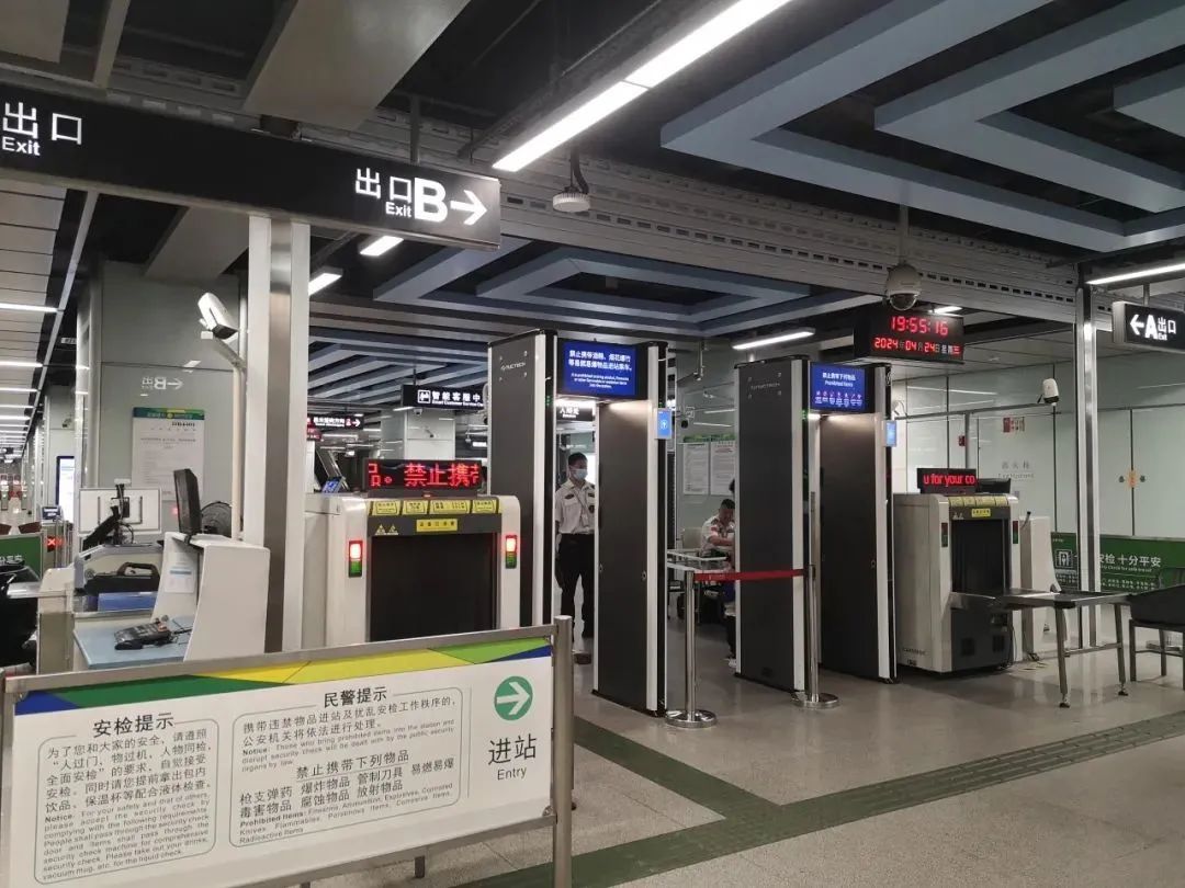 榴莲降价热卖 广州地铁提醒→