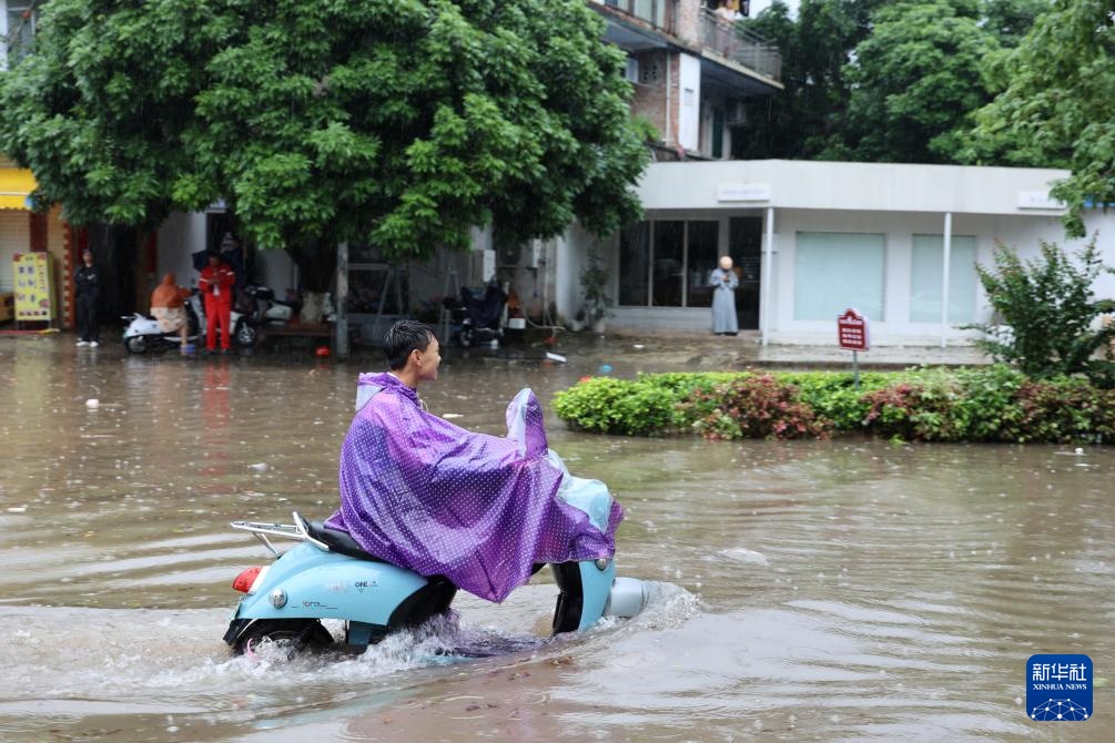 广西钦州遭遇强降雨 市区出现多处内涝 广西钦州遭遇强降雨 市区出现多处内涝