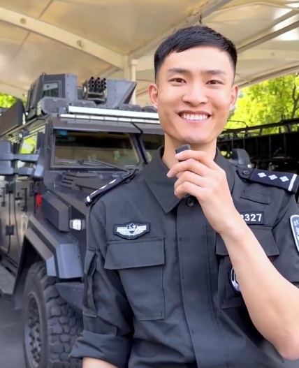 爆火！上海外滩帅气特警的采访来了！一看网友评论我笑出眼泪