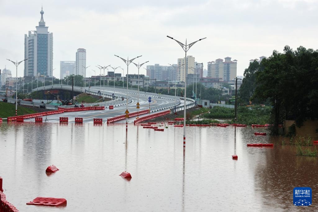 广西钦州遭遇强降雨 市区出现多处内涝 广西钦州遭遇强降雨 市区出现多处内涝