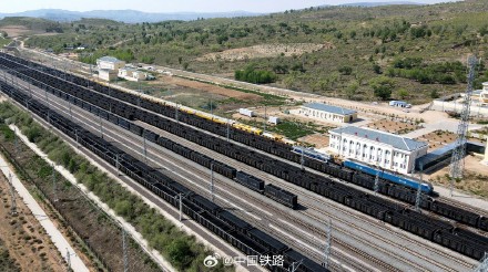 浩吉铁路万吨重载列车开行突破2000列 浩吉铁路万吨重载列车开行突破2000列