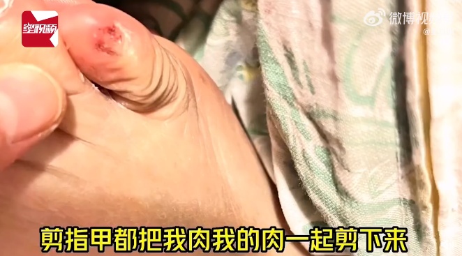 94岁老人控诉被保姆虐待并卷走200万，一审宣判