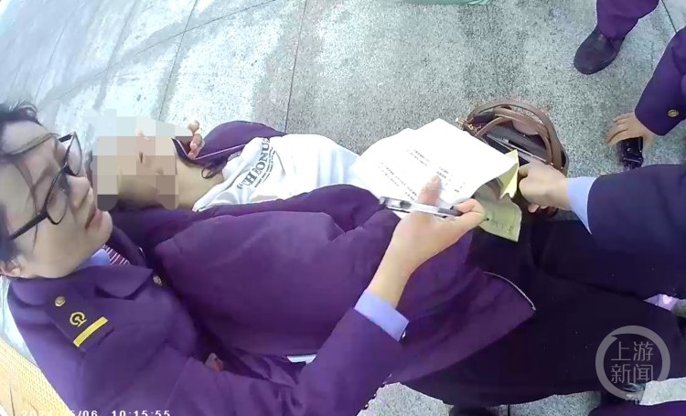 “不好，有人晕倒了！”高铁上乘客突发病，幸好遇到一群热心人