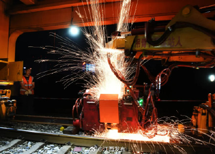 京九铁路江西段开始做“保养” 京九铁路江西段开始做“保养”