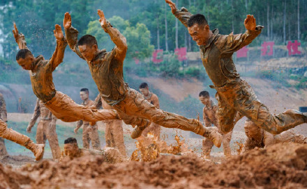 辛苦了!部队泥潭格斗训练 辛苦了!部队泥潭格斗训练