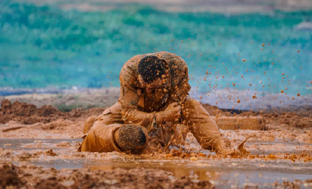 辛苦了!部队泥潭格斗训练 辛苦了!部队泥潭格斗训练