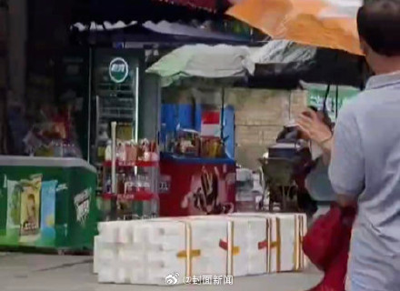 接住了！路人拼起救生垫救下九旬老人