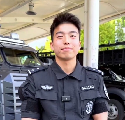 爆火！上海外滩帅气特警的采访来了！一看网友评论我笑出眼泪