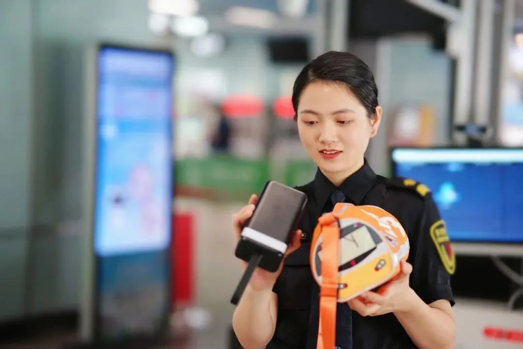 榴莲降价热卖 广州地铁提醒→